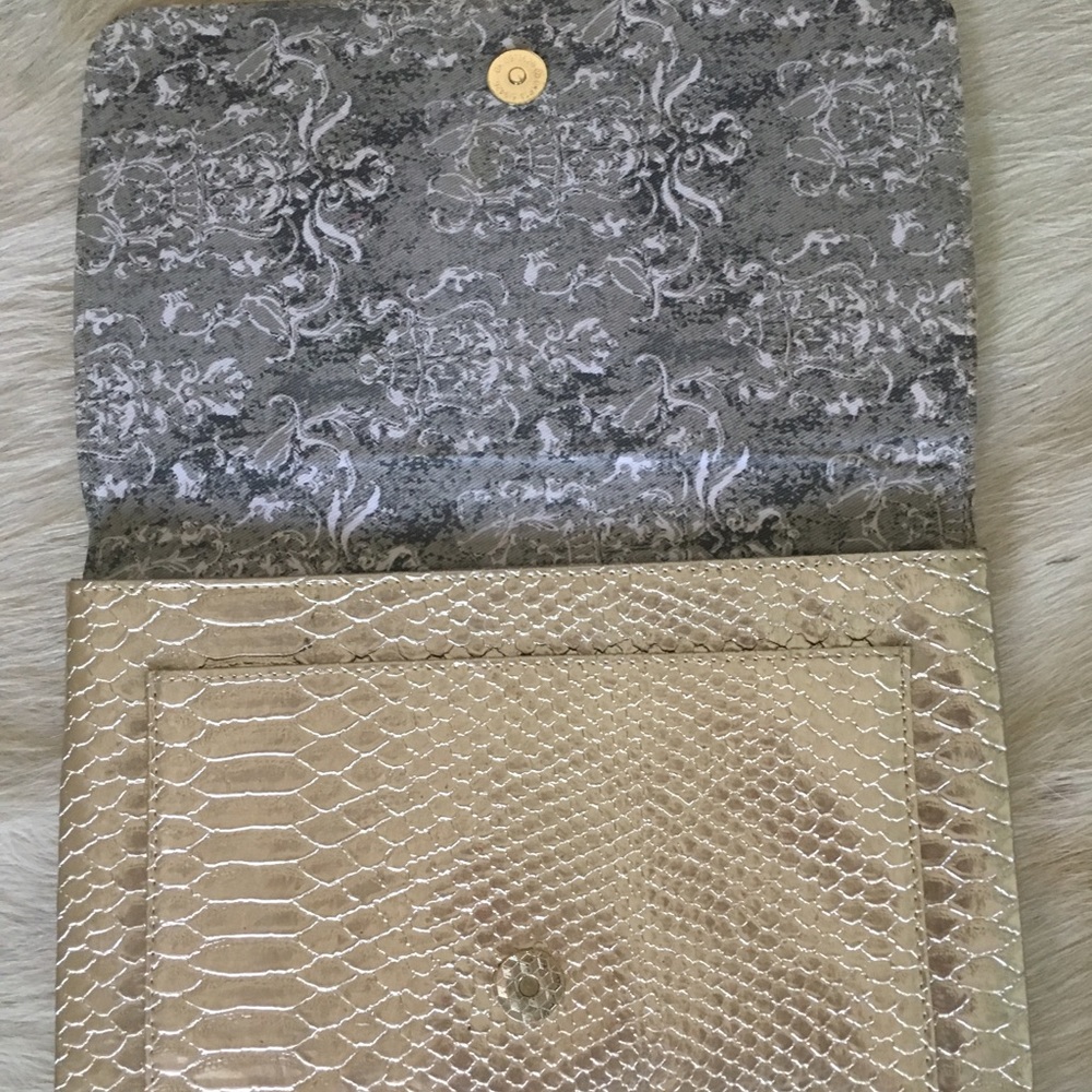 Gold clutch